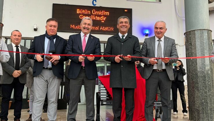 Kitap Okuyan Öğrenci Heykeli