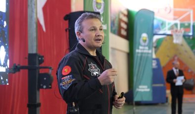 İlk Türk Astronot Gezeravcı öğrencilerle buluştu