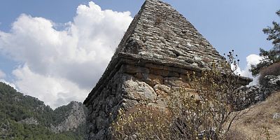 Marmaris’te piramit mezar harabeye döndü
