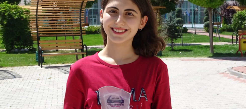YKS'de AYT eşit ağırlık Türkiye birincisi olan Melike başarısının sırrını anlattı