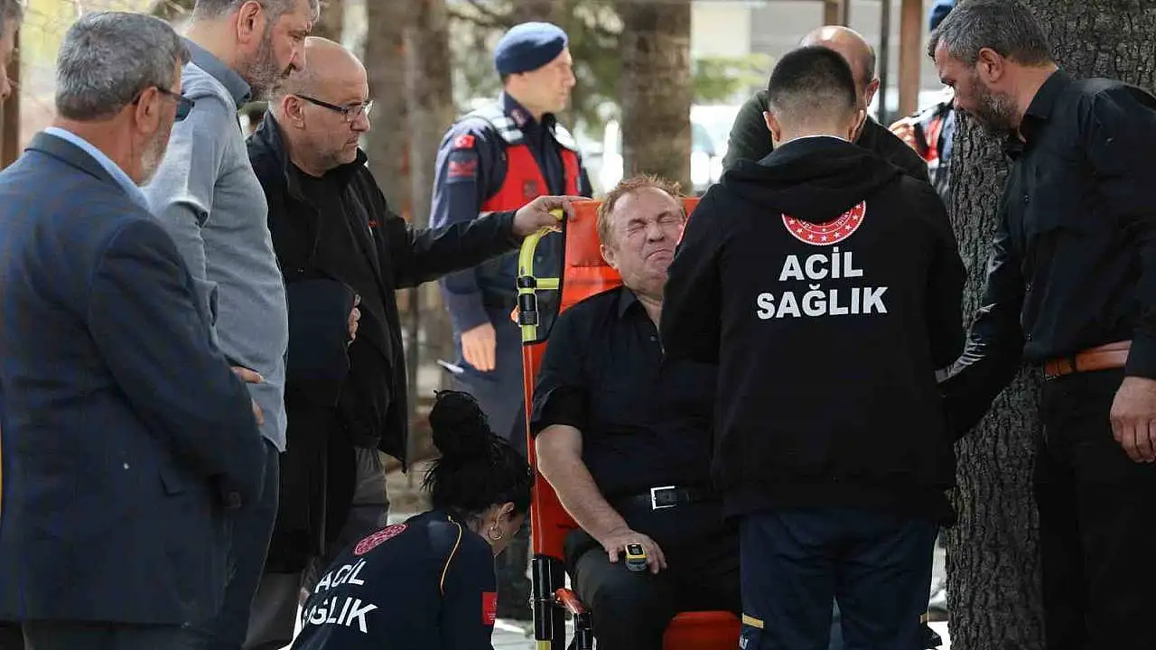 esinin-cenazesinde-fenalasti-s_1776330249_kAvmVx