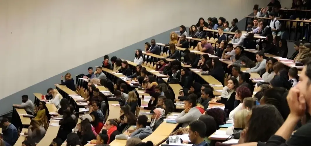 Lisansüstü eğitimde yeni düzenleme: Doğum yapan kadın öğrencilere ek süre hakkı