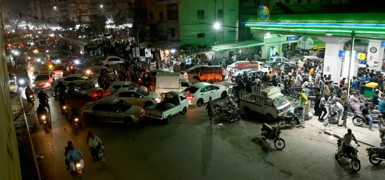 Pakistan’da yakıt krizi: Okullar 31 Mart’a kadar kapalı