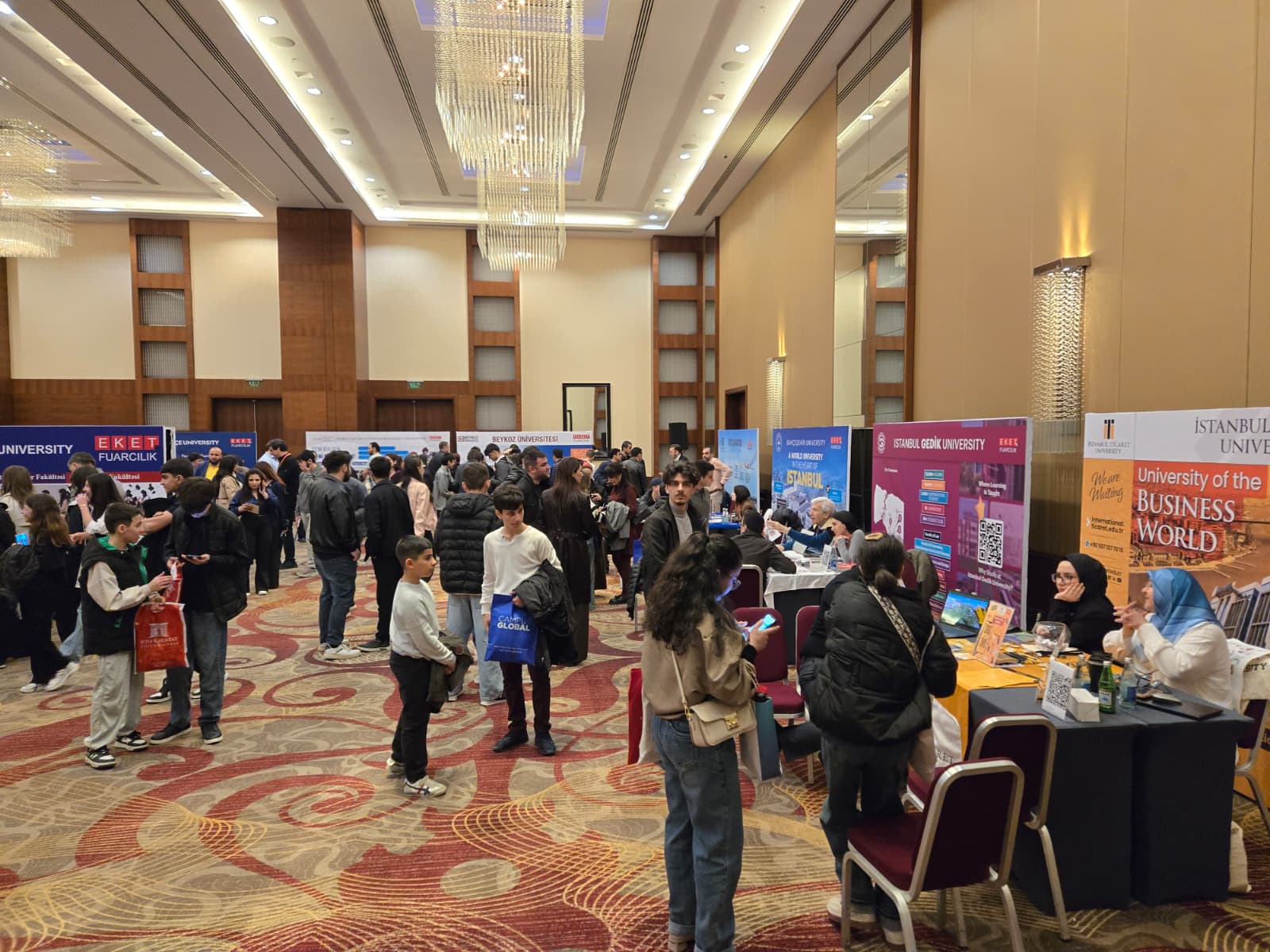 Bakü’de eğitim rüzgarı: Türk üniversiteleri Azerbaycanlı gençlerle buluştu