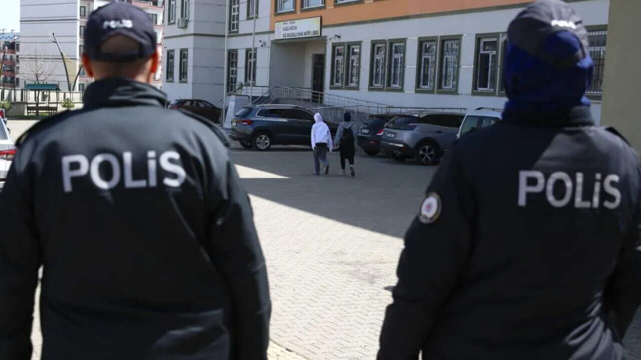 Okul güvenliğinde yeni model! Siber zorbalıktan silah denetimine geniş önlem