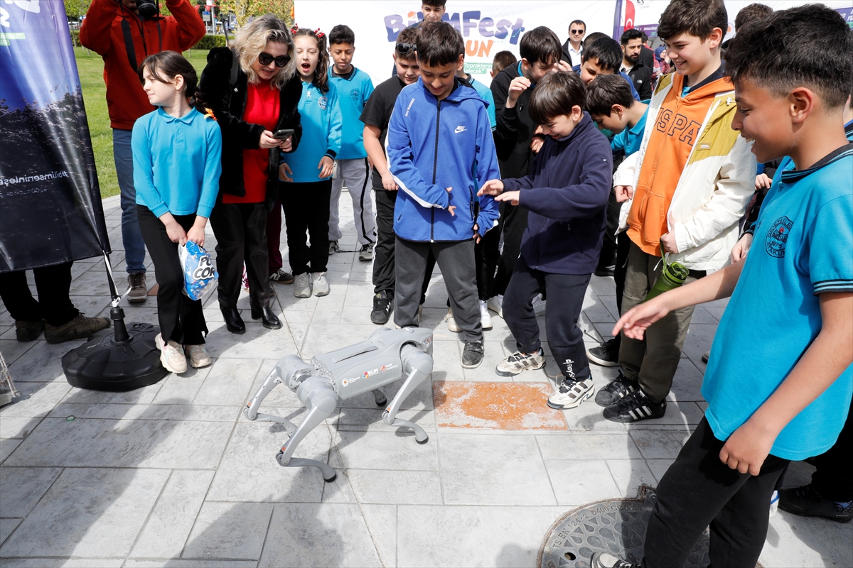 Samsun’da BilimFest başladı: Öğrenciler robotlara yoğun ilgi gösterdi