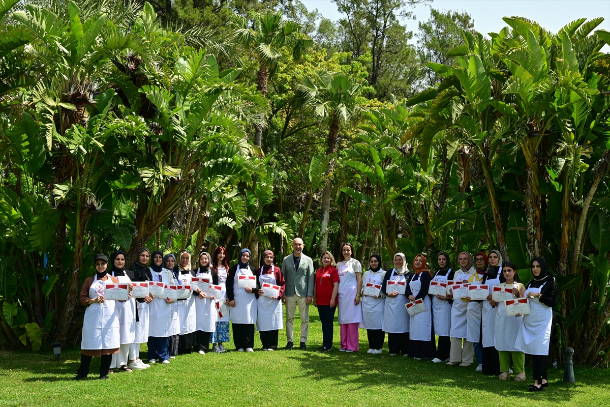 Depremzede kadınlara Antalya’da aşçılık eğitimi