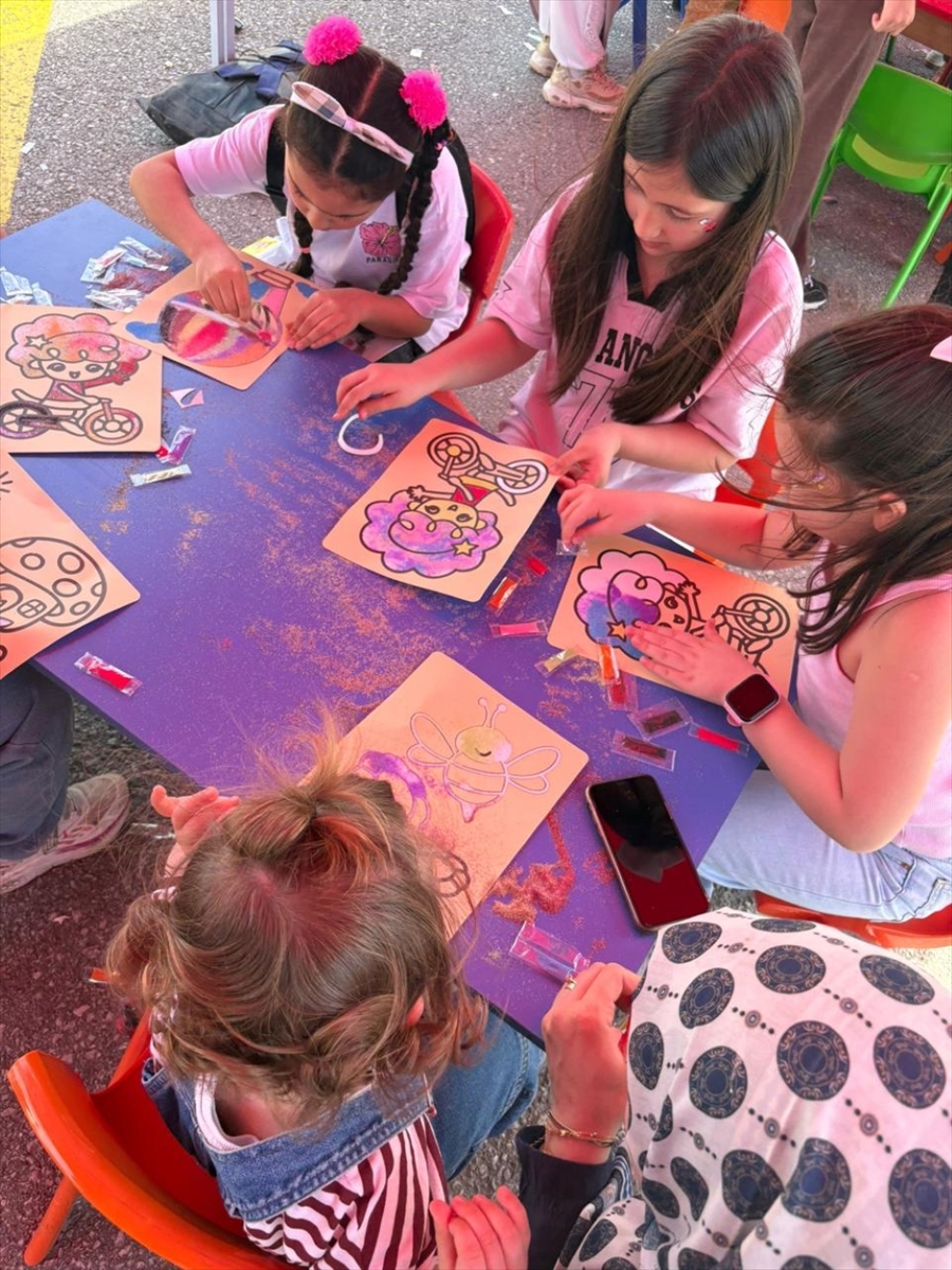 Araba fabrikasında çocuk şenliği
