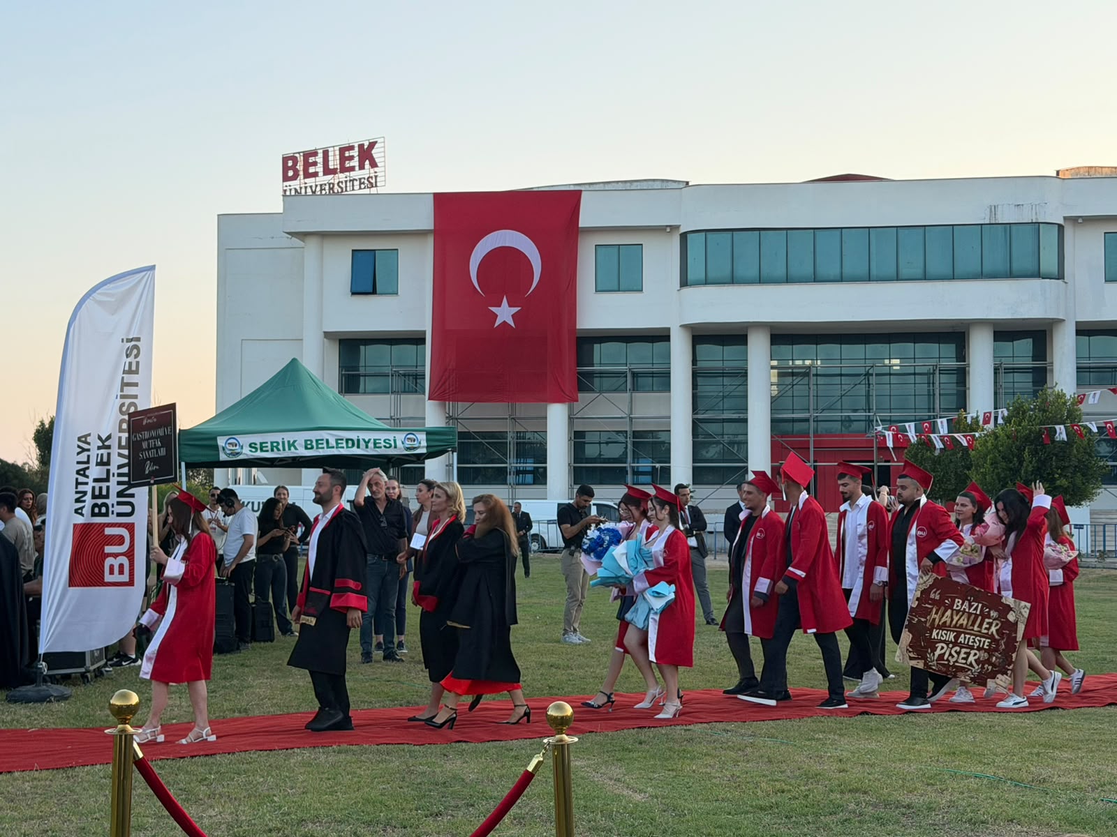 Belek Üniversitesi’nde mezuniyet ve diploma töreni büyük katılımla gerçekleşti