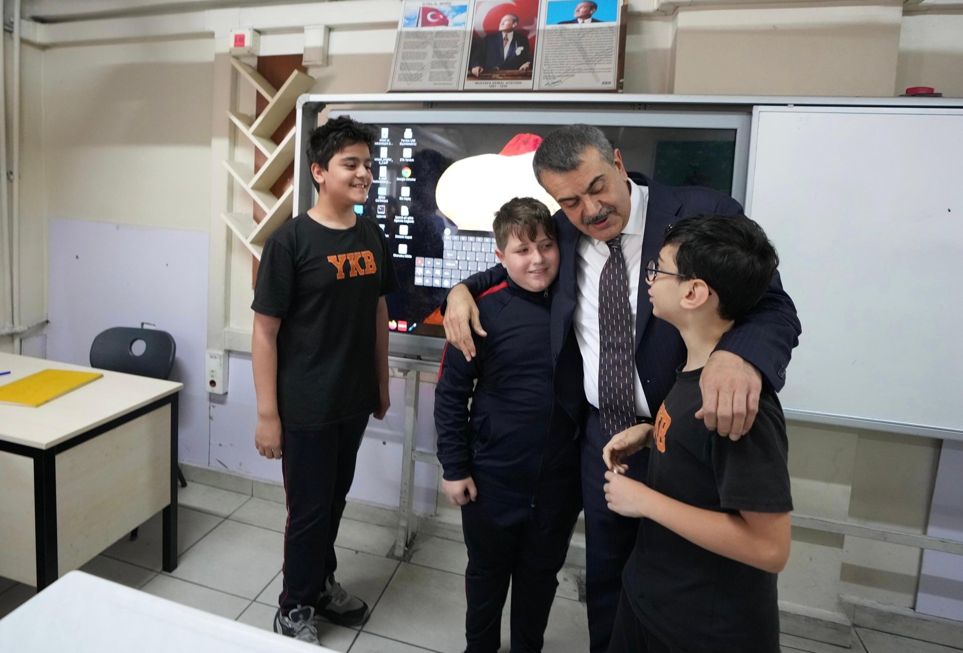 Bakan Tekin’den Yahya Kemal Beyatlı Ortaokuluna sürpriz ziyaret