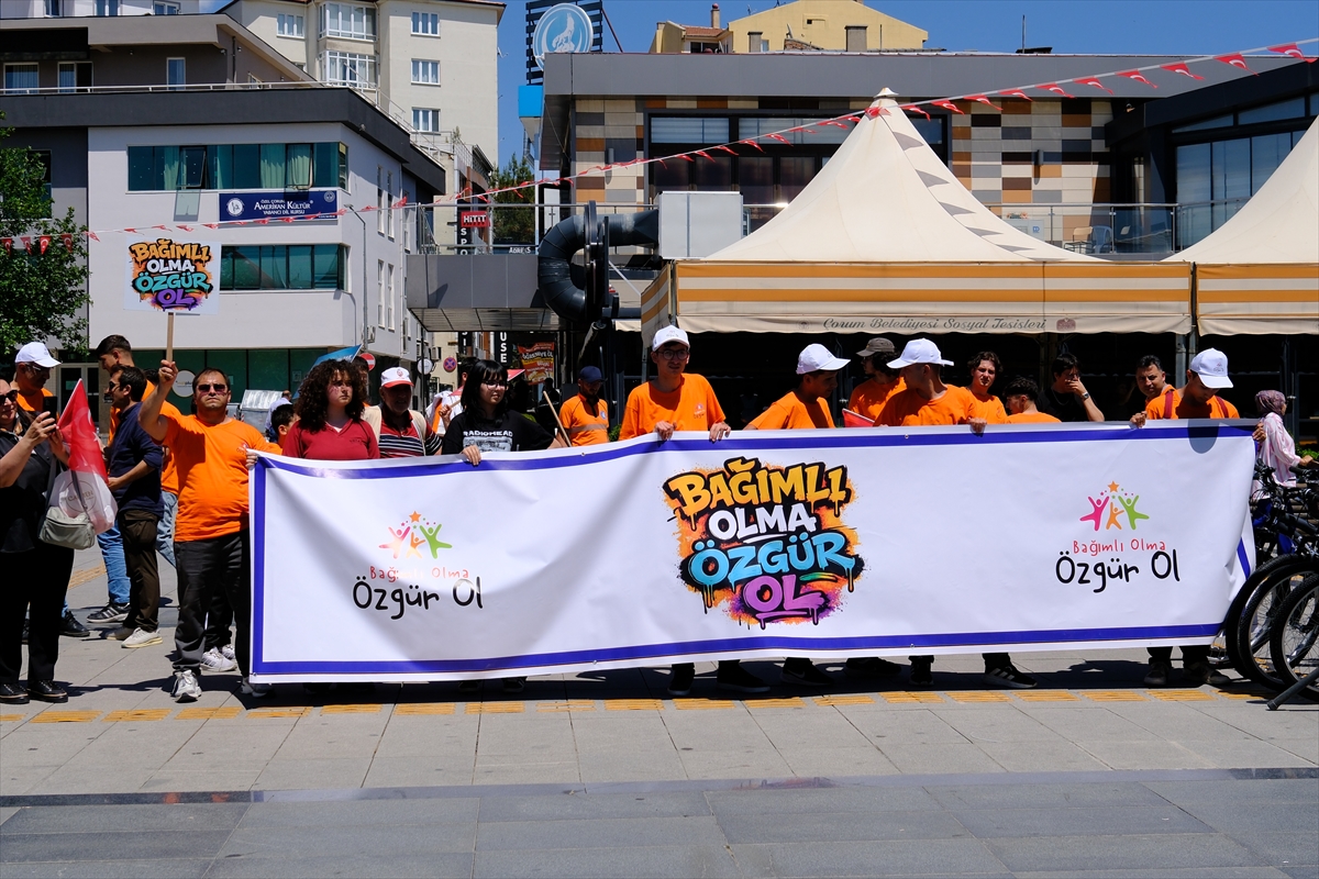 Çorum'da "Bağımlı Olma Özgür Ol" korteji: Gençler bağımlılığa karşı buluştu