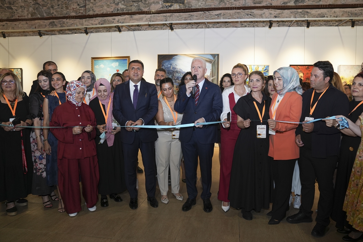 Öğretmenlerin "Günebakan" Sergisi Dolmabahçe’de açıldı