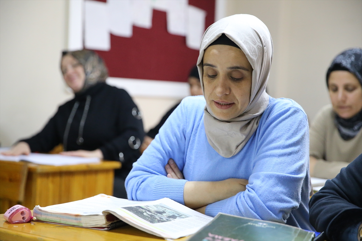 Siirtli kadın okuma yazma öğrenerek günlük yaşamındaki engelleri aştı