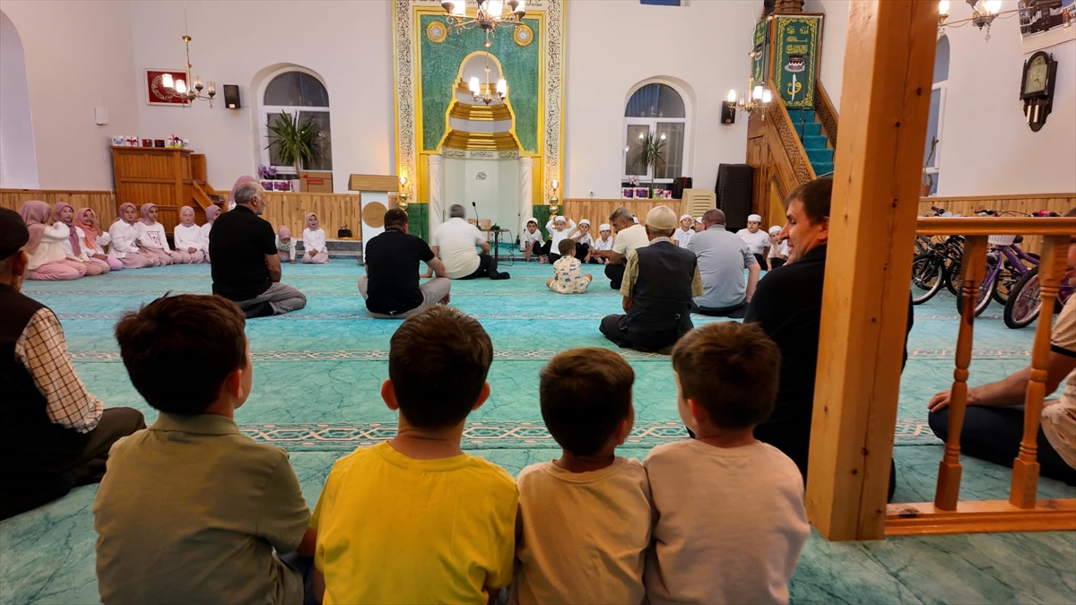 62 yıldır değişmeyen gelenek: Yaz kursunu bitiren çocuklara ödül
