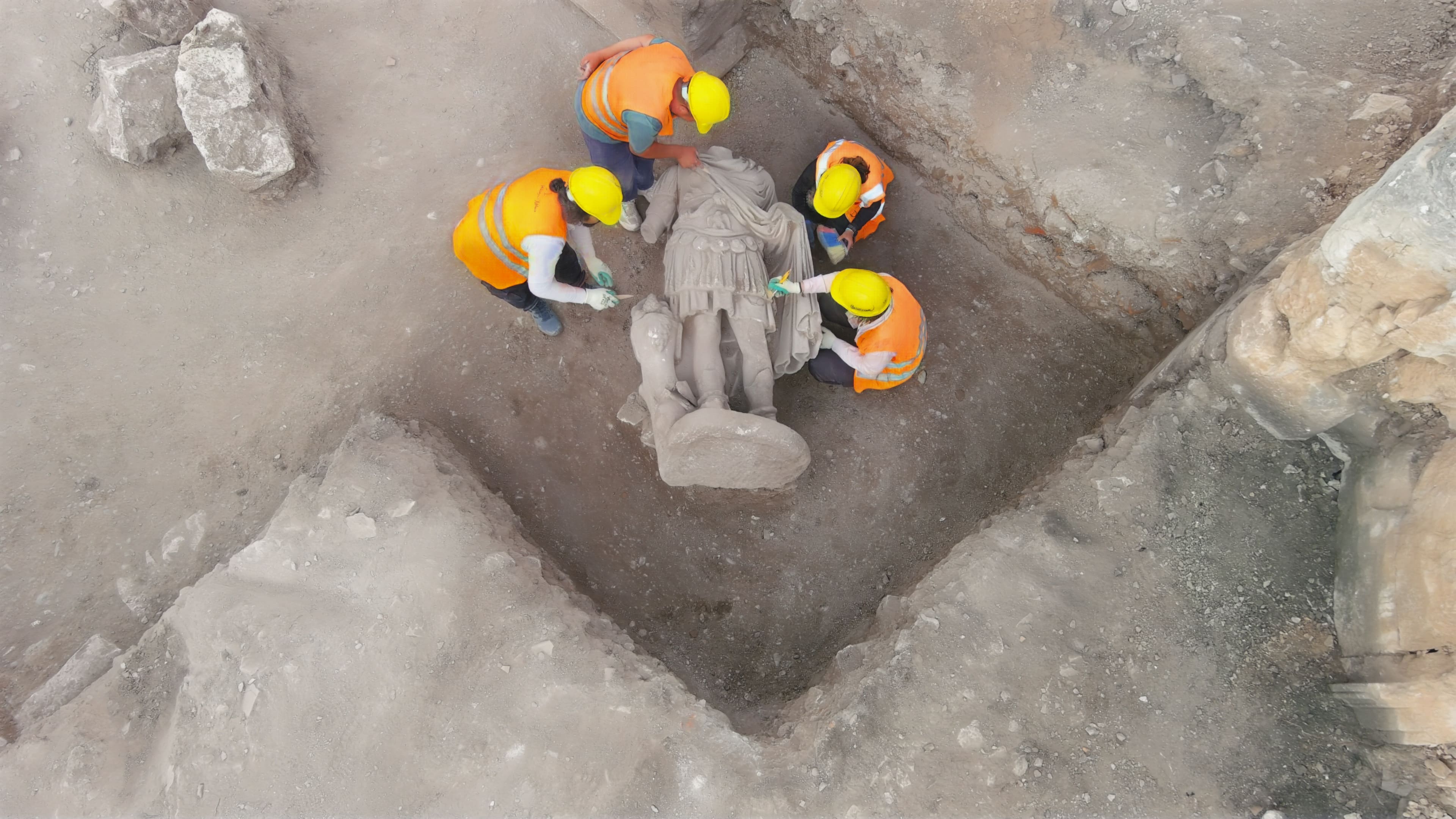 YÖK duyurdu: Kibyra'da 1950 yıllık Hadrianus heykeli ayağa kaldırıldı