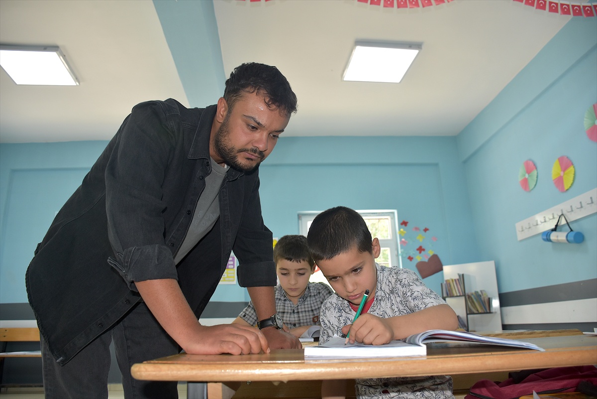 Tek derslikte iki kardeş, tek öğretmen: Bahçesaray’daki okulun hikâyesi