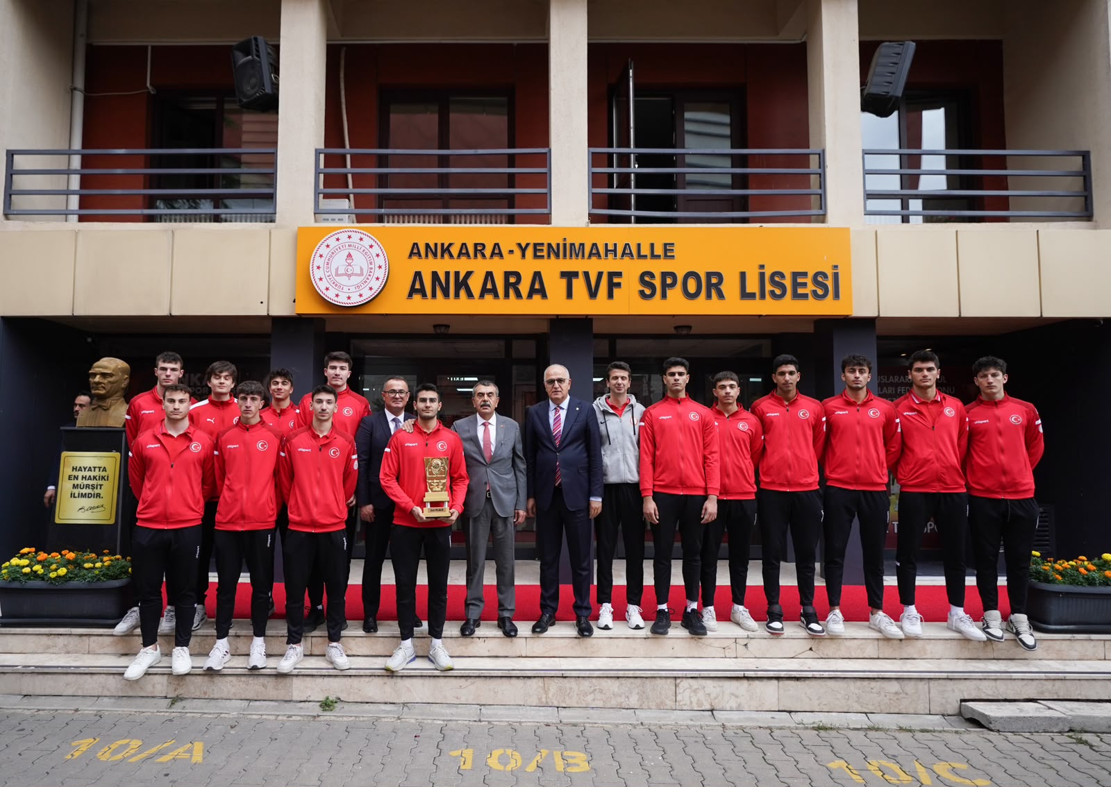 Bakan Tekin dünya şampiyonu öğrencilerle buluştu