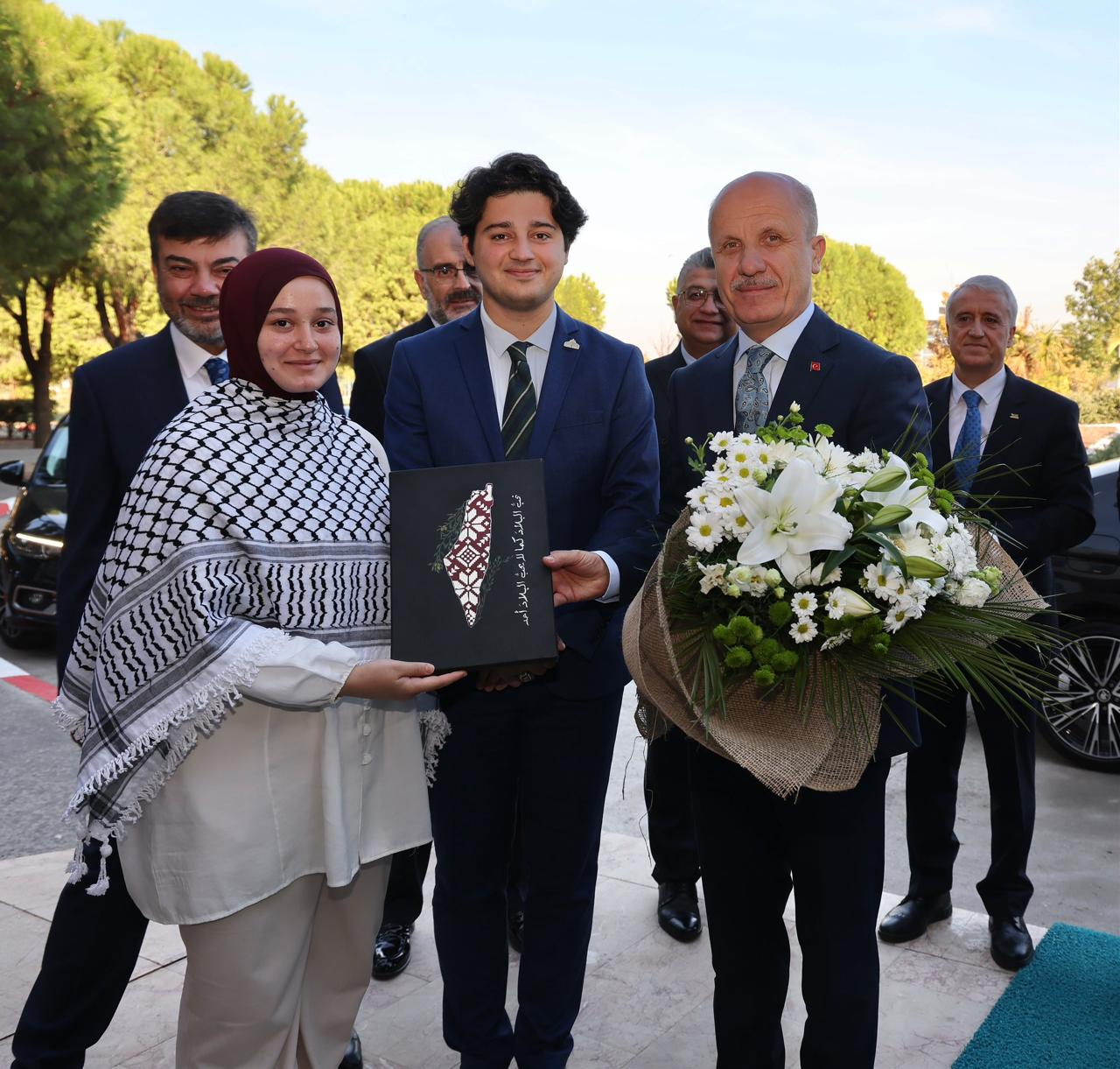 Özvar'dan İzmir'de akademik çalışmalar üzerine görüşme