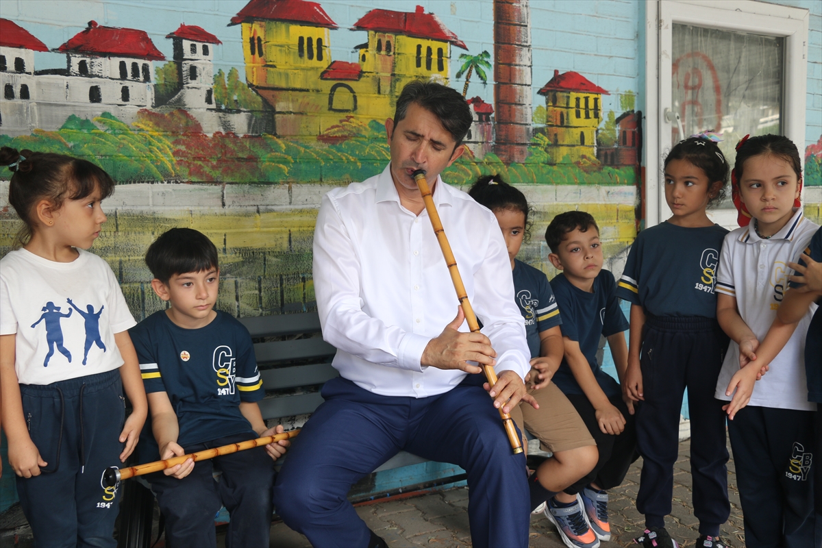 Adana'da okul müdürü neyini alıp sınıfa giriyor, öğrencilere ilham oluyor