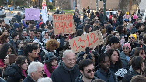 Eğitim politikalarına tepki büyüyor! İtalya'da öğrenciler sokakta