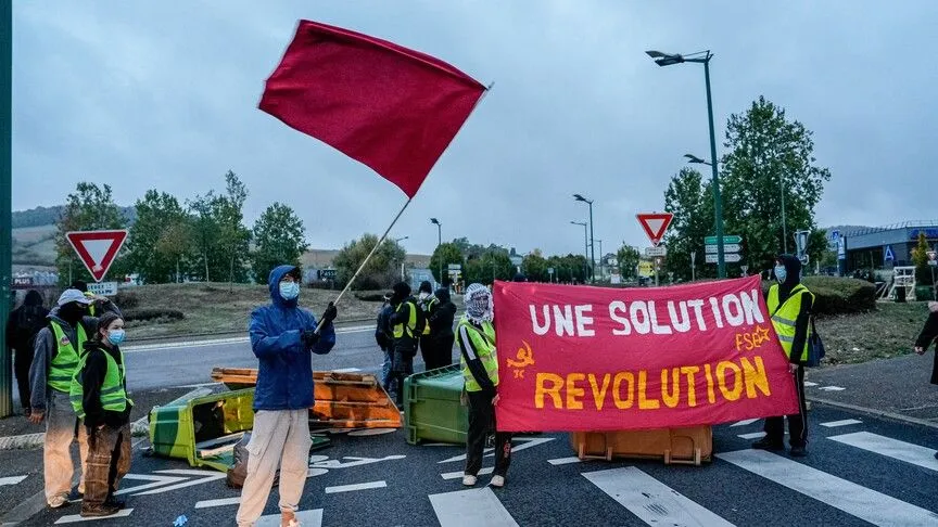 Fransa'da liseliler eğitim koşulları için sokakta