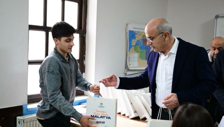 YKS Hazırlığındaki Öğrencilere Kaynak Kitap Dağıtıldı