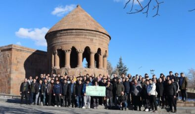 Robot yarışmasında derece alan öğrenciler Külliye’de ağırlandı