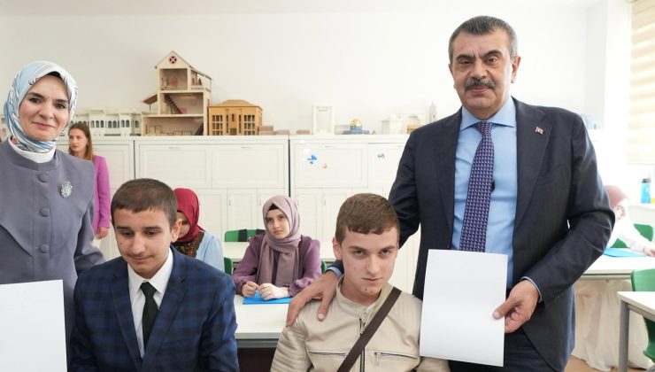 Bakan Tekin ve Göktaş’tan duygusal ziyaret