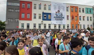 Bin 100 öğrenciden anneleri ağlatan sürpriz