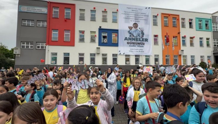 Bin 100 öğrenciden anneleri ağlatan sürpriz