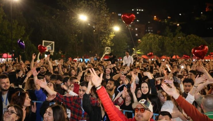 Binlerce öğrenci DJ Kınay’la coştu