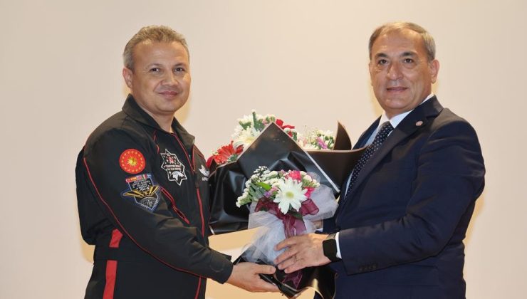 Türkiye’nin ilk astronotu öğrencilerle buluştu